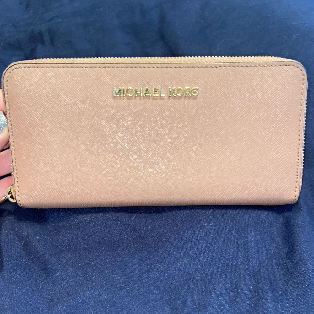 Zipper closed wallet